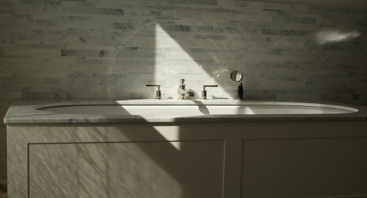 Bath sorround in white carrara marble