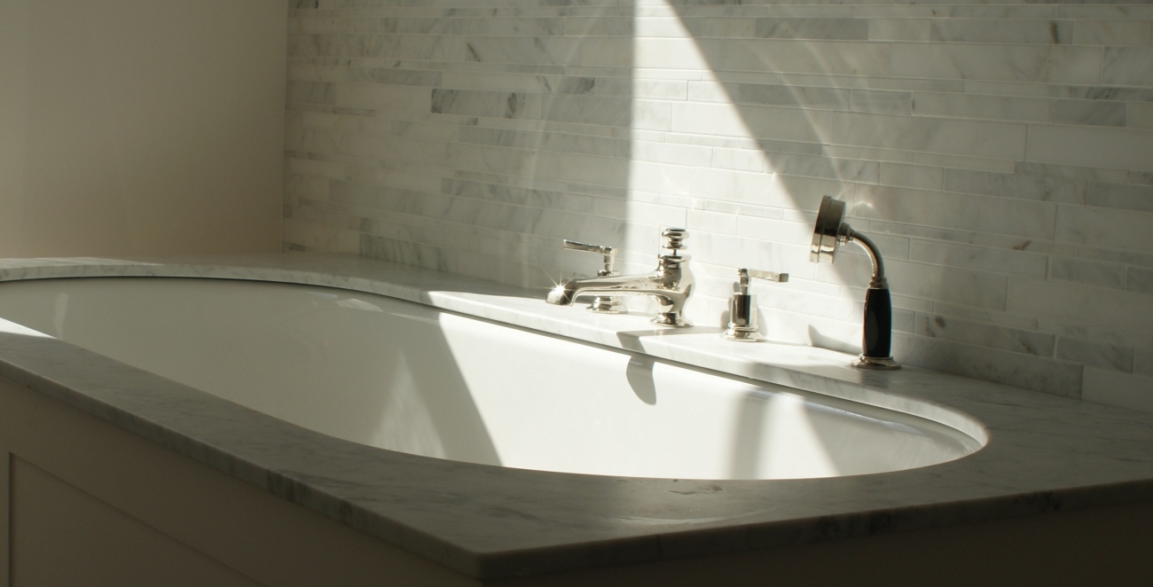 Bath sorround in white carrara marble