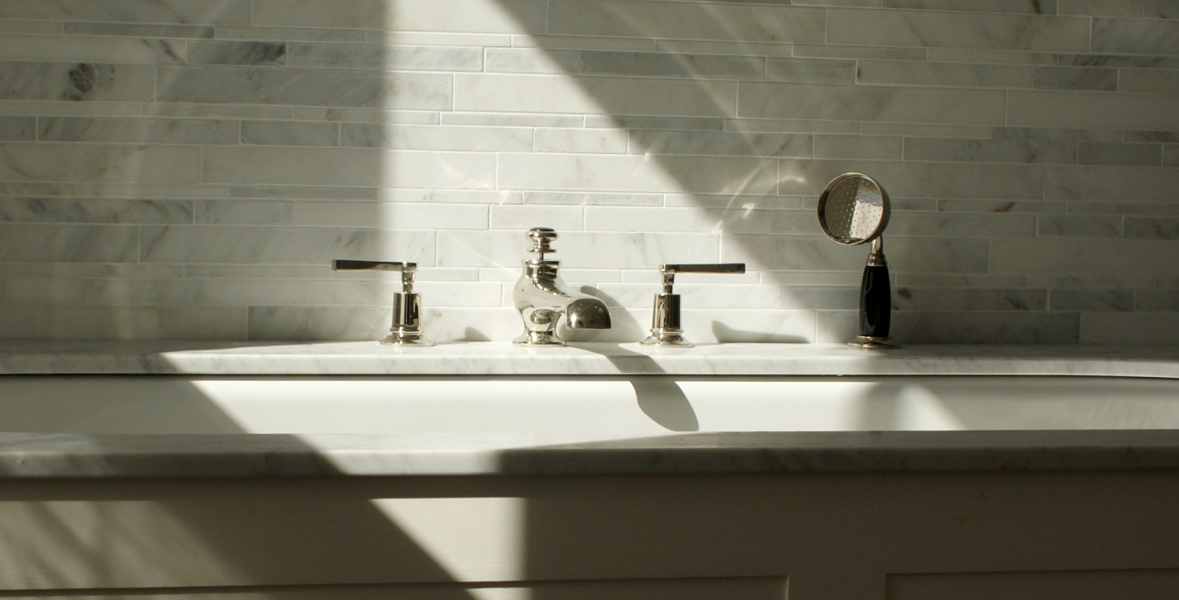 Bath sorround in white carrara marble