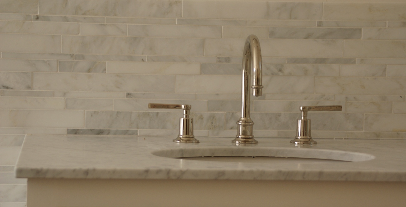 Bathroom vanity top in white carrara marble