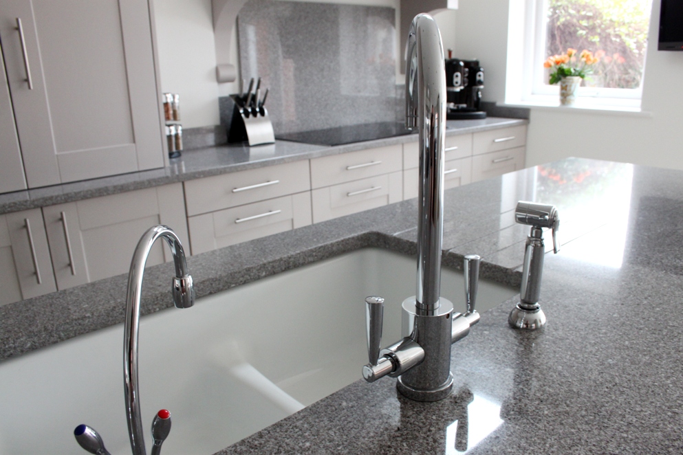 White undermount sink