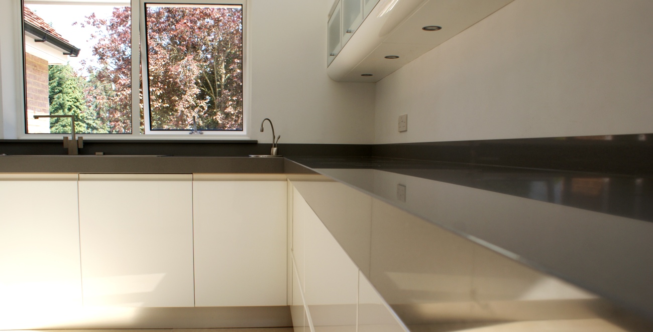 L shape kitchen with upstands